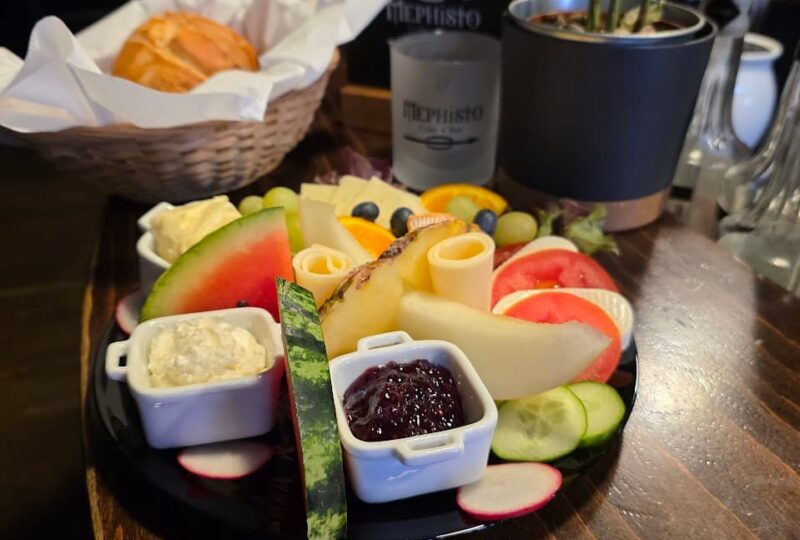 Frühstück im Mephisto Uelzen mit frischen Brötchen, Käse, Aufschnitt und Obst – gemütlicher Start in den Tag.