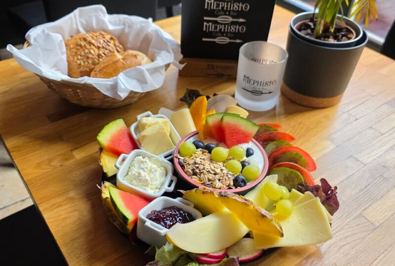 Fitness-Frühstück im Mephisto Uelzen mit Joghurt, Müsli, frischen Beeren, Käse, Aufschnitt und Brötchen.